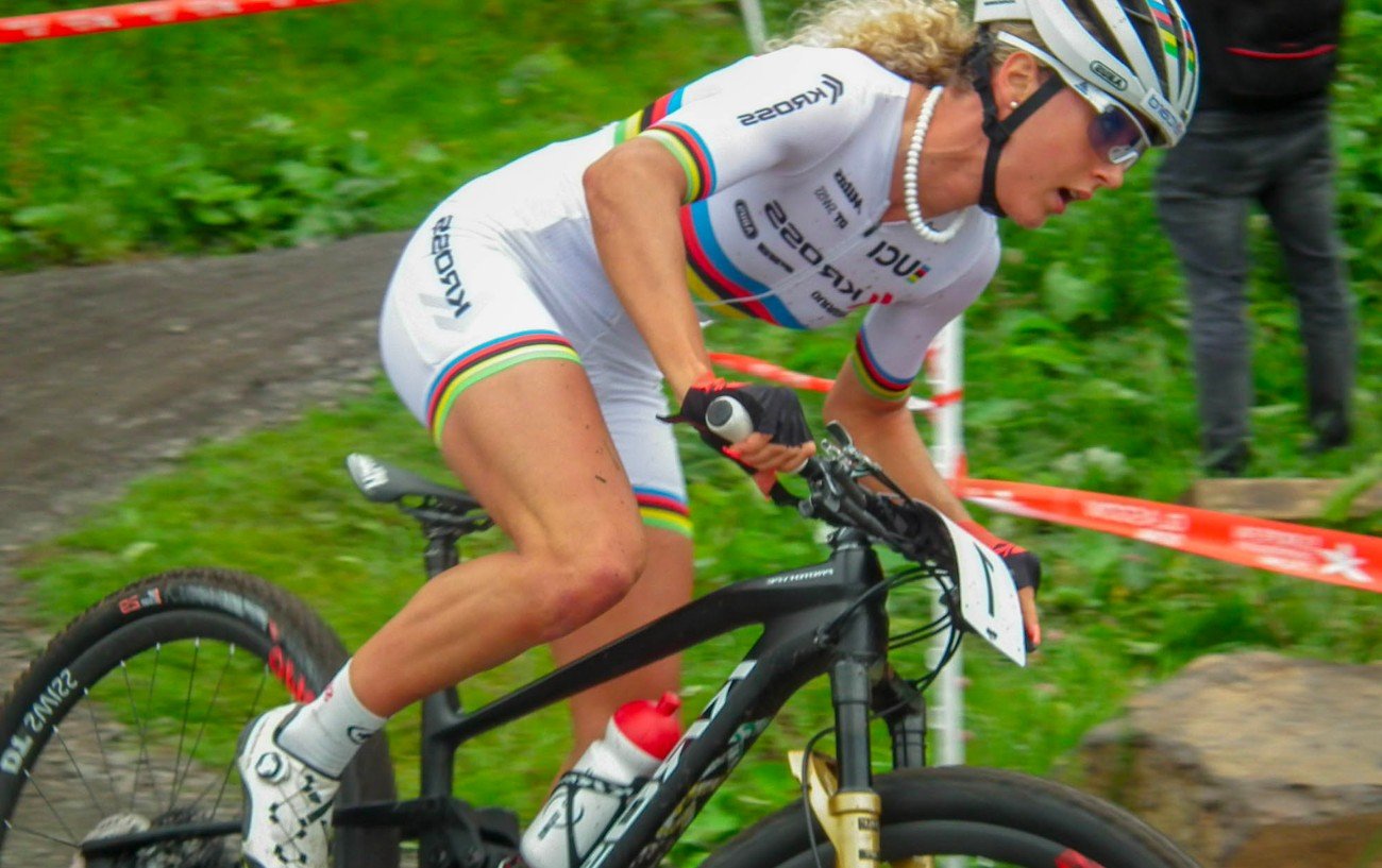 Jolanda Neff races in the world champion's Rainbow Jersey.