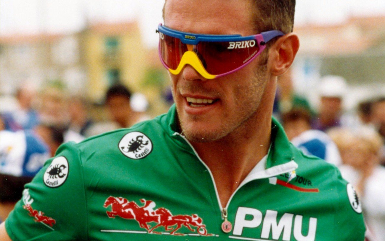 Mario Cipollini in a green cycling jersey.
