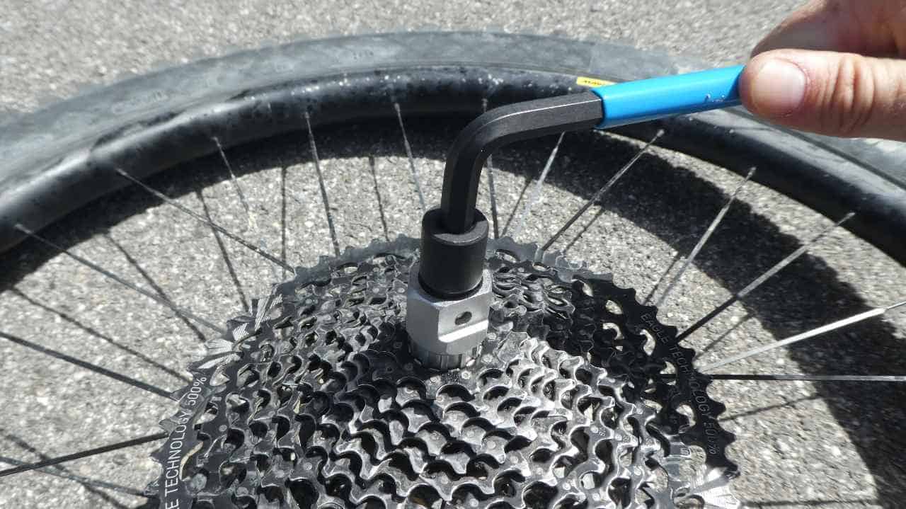 Tightening the locknut with cassette tool.