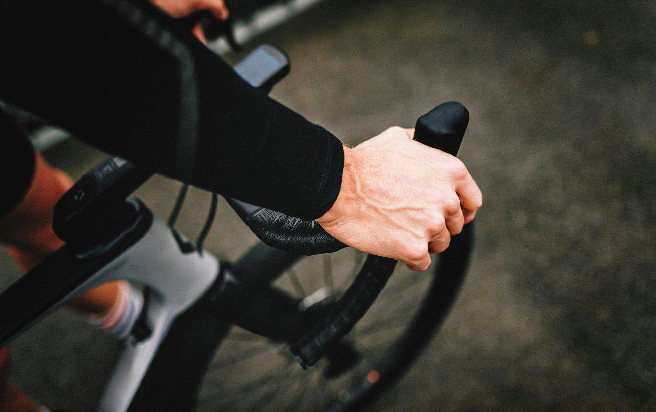 Close-up of a road bike's handlebars with a head unit attached.