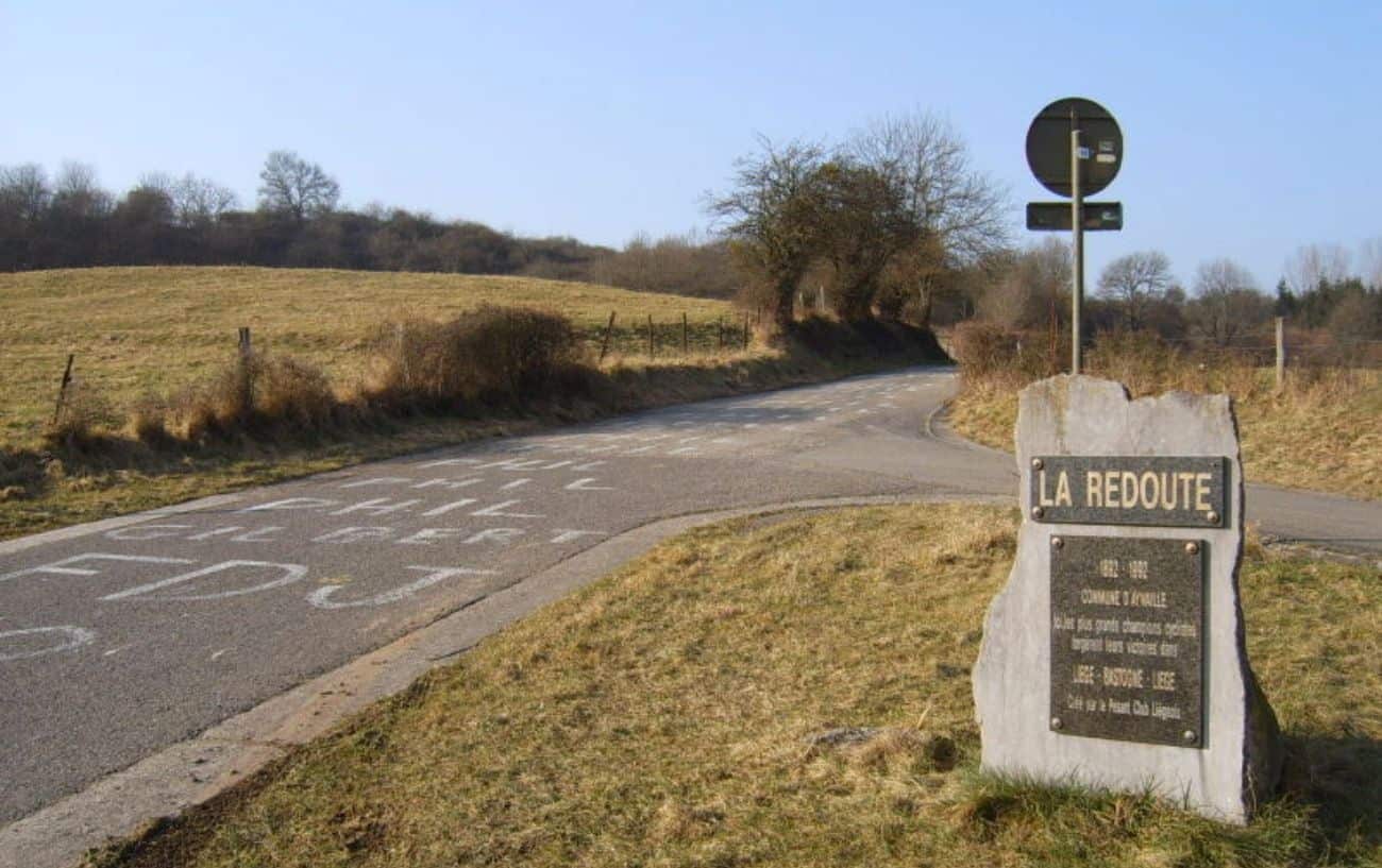 Road marker at the foot of the Côte de la Redoute.