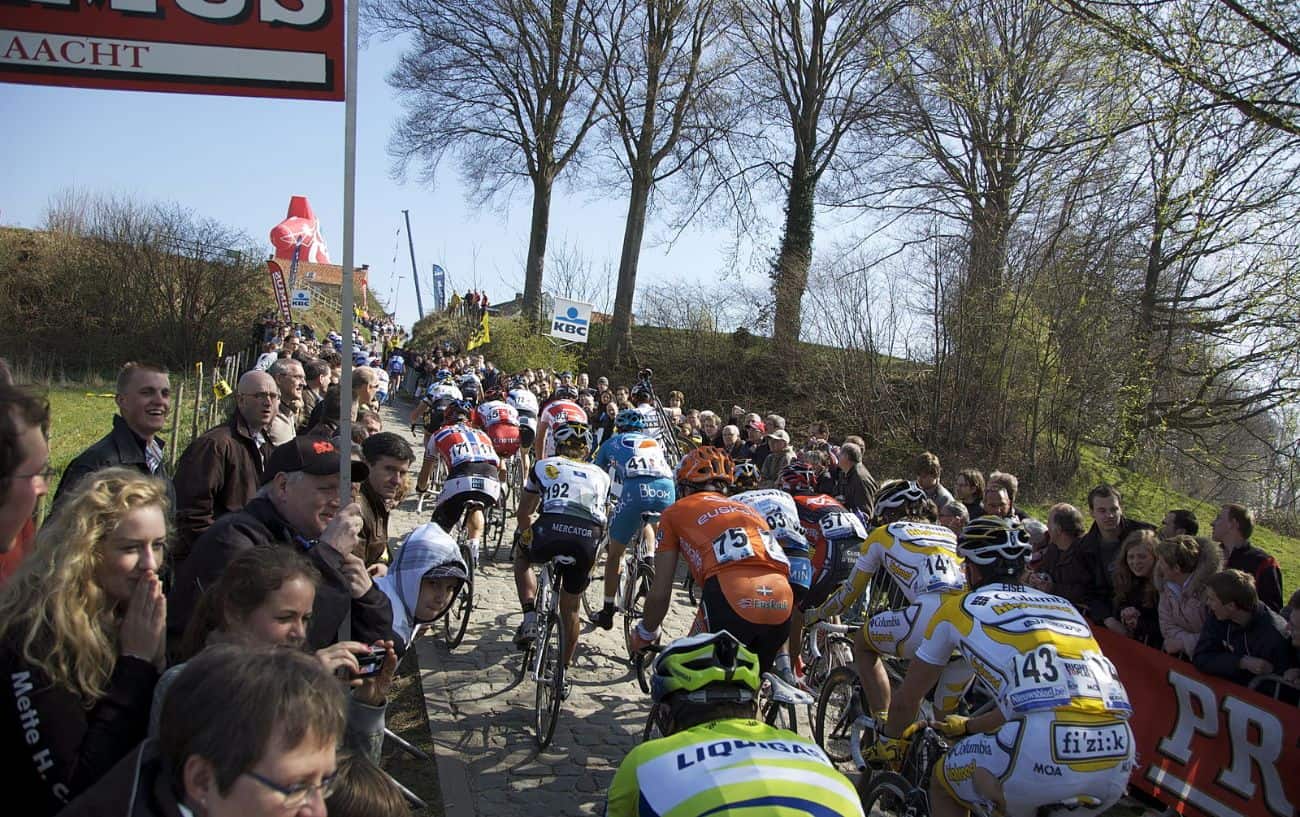 The peloton climbs the cobbles of the Koppenberg at the 2009 Tour of Flanders.