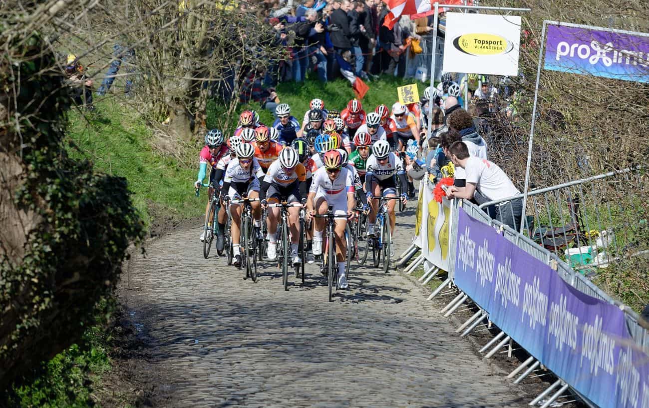 The peloton climbs the Oude Kwaremont at the 2015 Women's Tour of Flanders.
