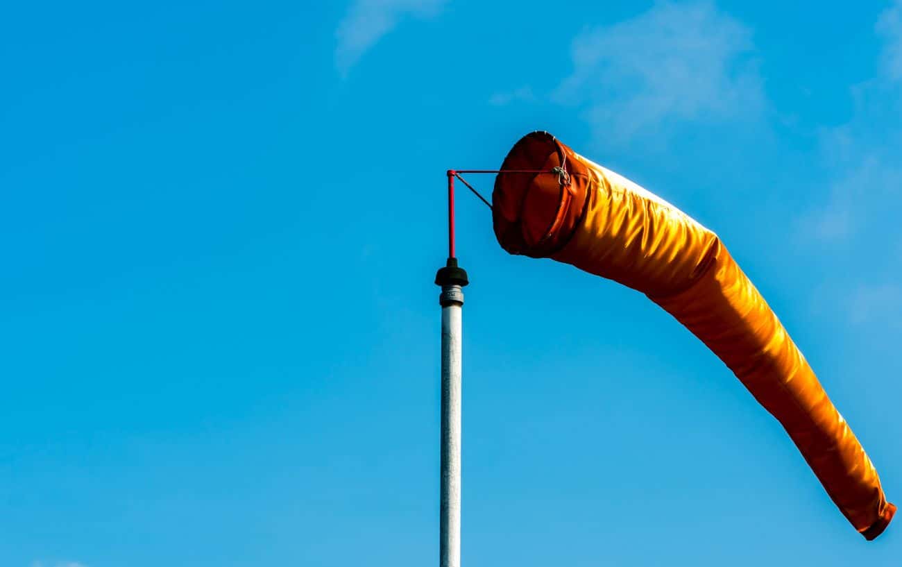 An orange wind flag indicates conditions favorable to a cycling echelon.