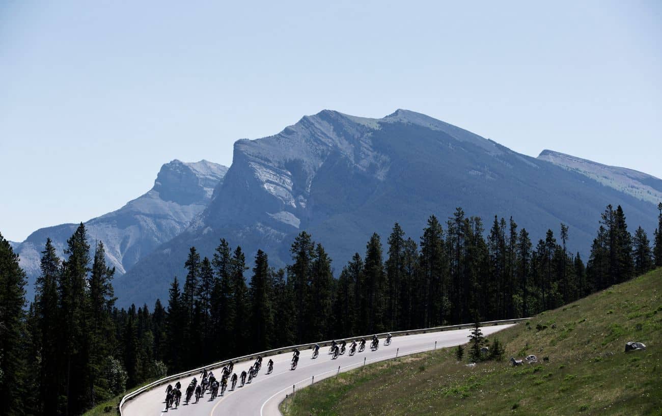 The autobus on a rapid descent with a mountain behind.