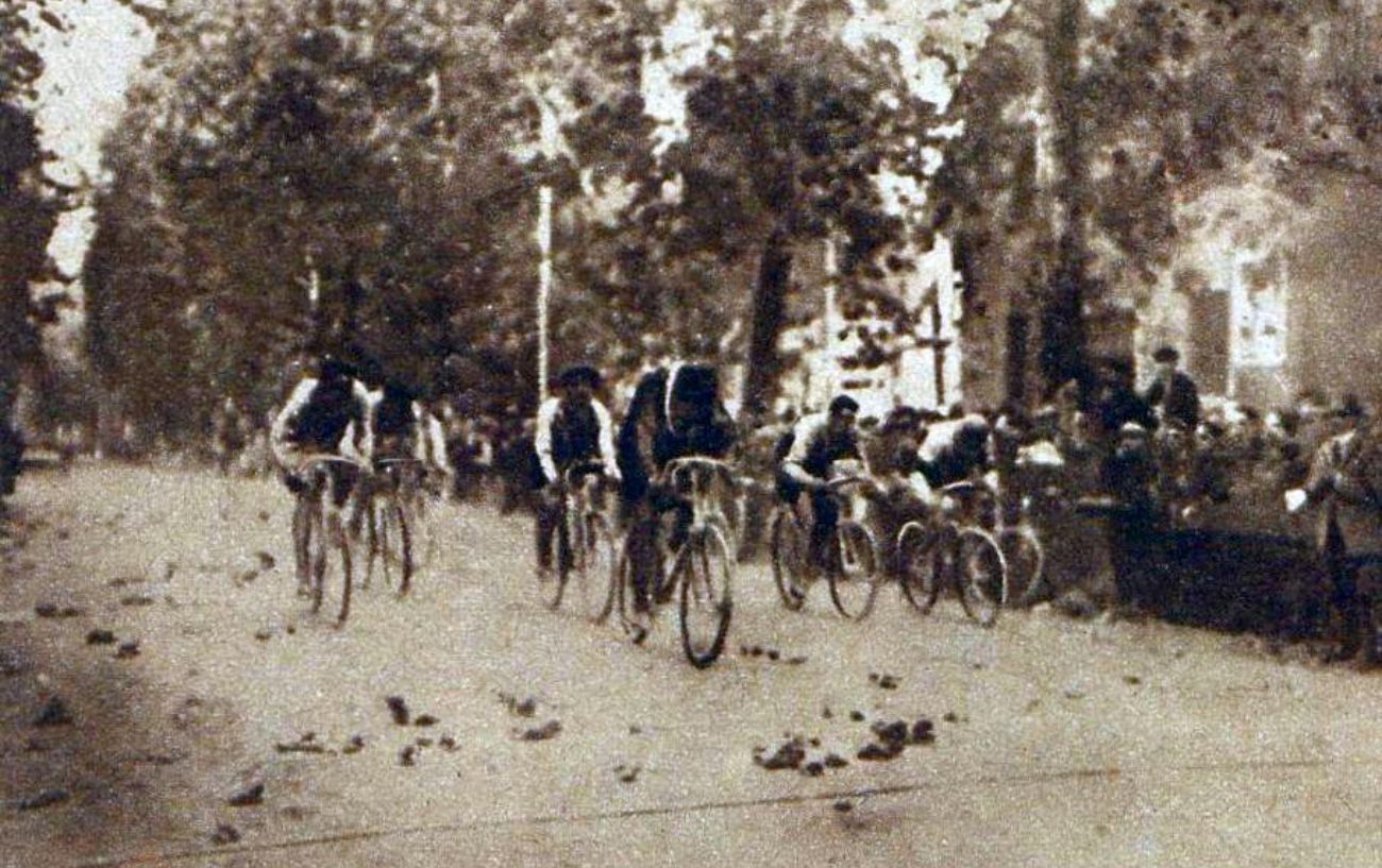 Henri Pélissier claims victory at the 1911 Giro di Lombardia in a sprint finish.