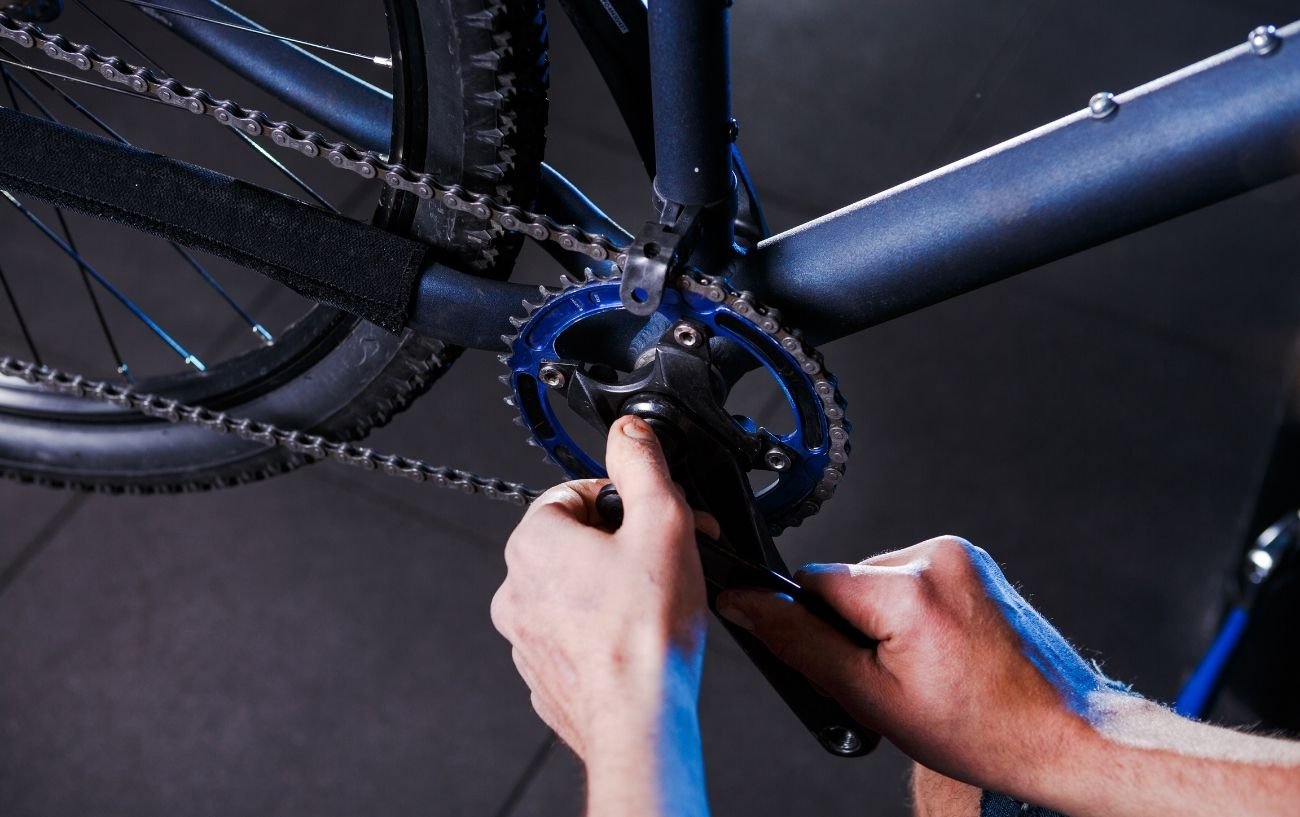 A 1x drivetrain pictured on a blue mountain bike.