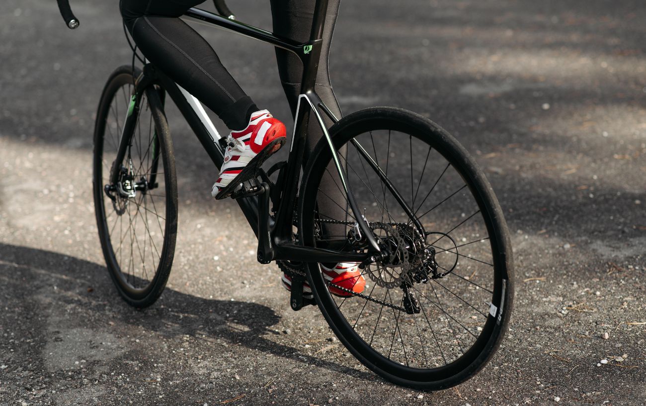 A cyclist on a black road bike compares 650b vs 700c bike wheels.