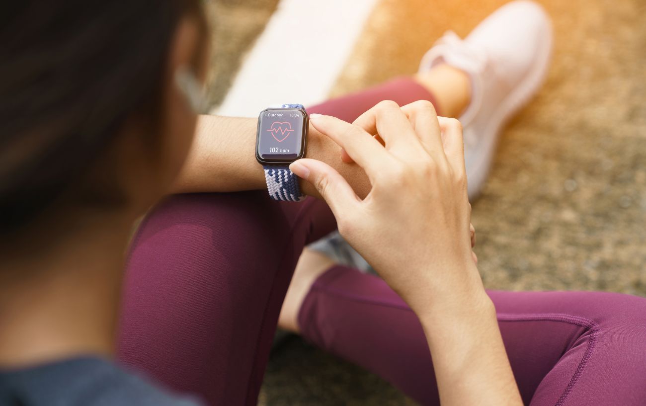 A runner in purple leggings is fed up with her Apple Watch not connecting to Peloton.
