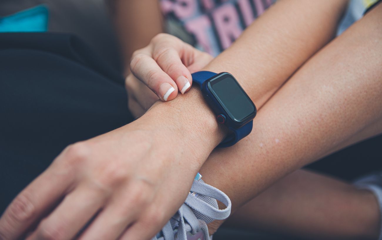 A woman discovers her Apple Watch won't connect to Peloton while exercising.
