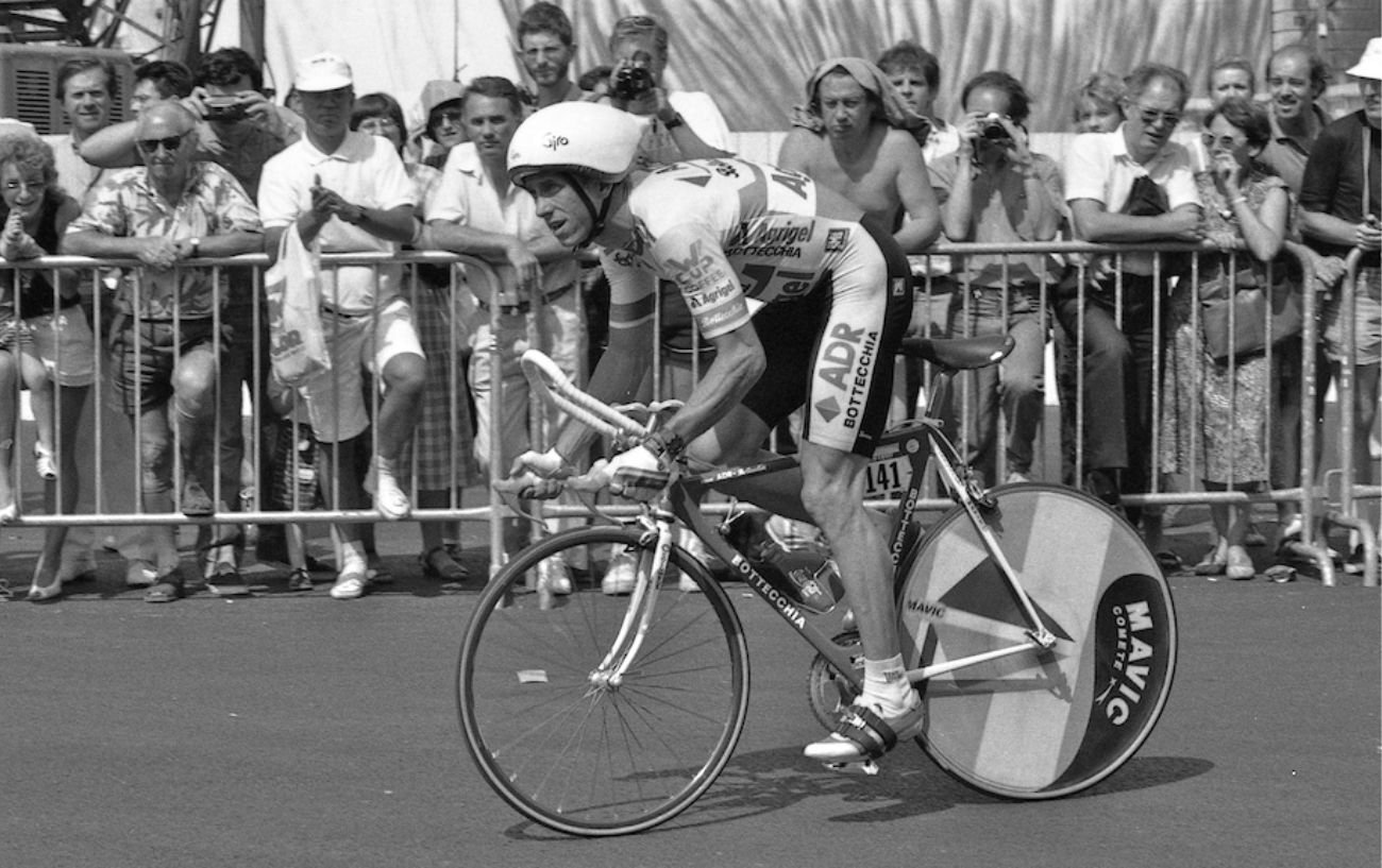 LeMond begins the final stage time trial from Versailles at the 1989 Tour de France riding a Bottechia bike fitted with aero bars.