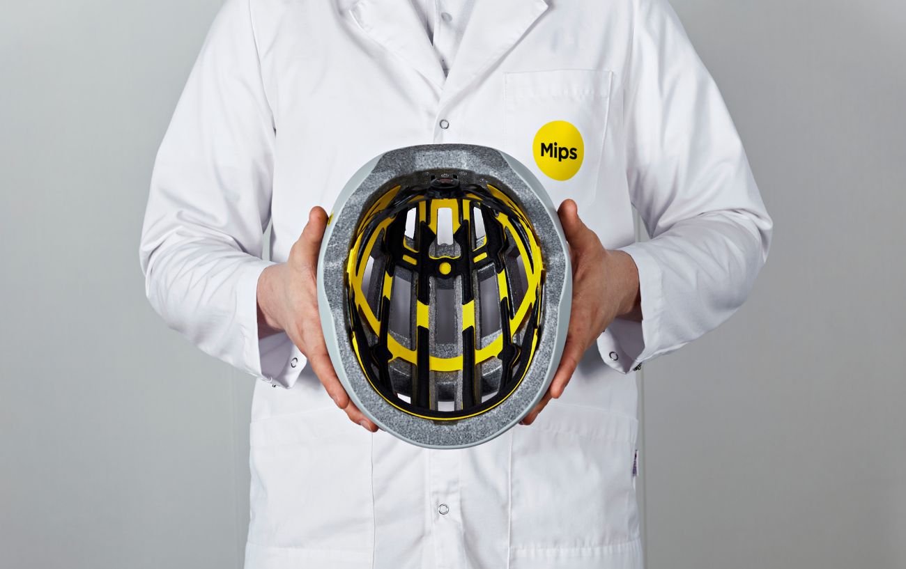 Demonstrating the yellow MIPS liner inside a helmet.