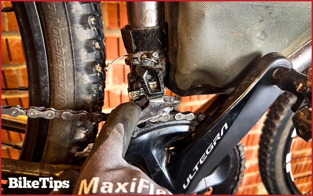 Pointing out the limit screws on the front derailleur.