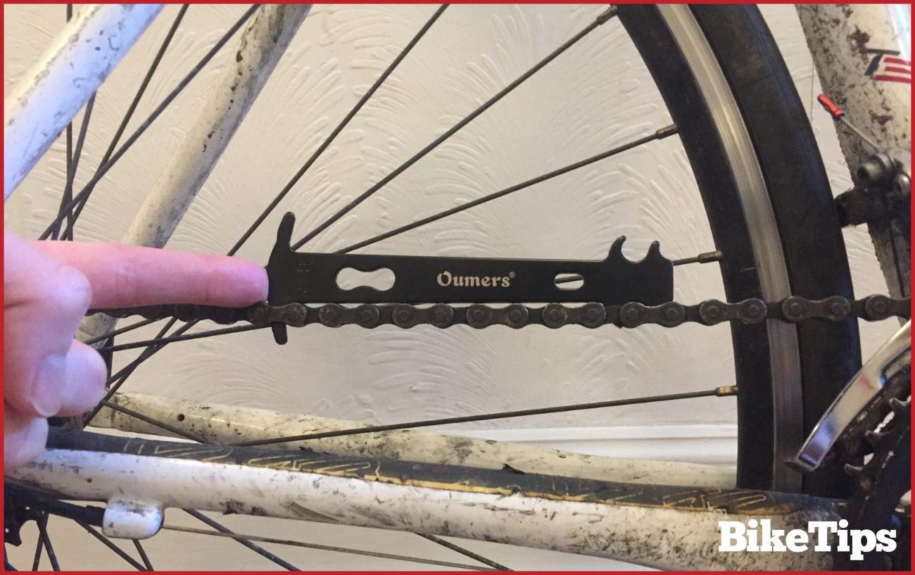 A chain wear indicator showing the extent of wear on the chain.