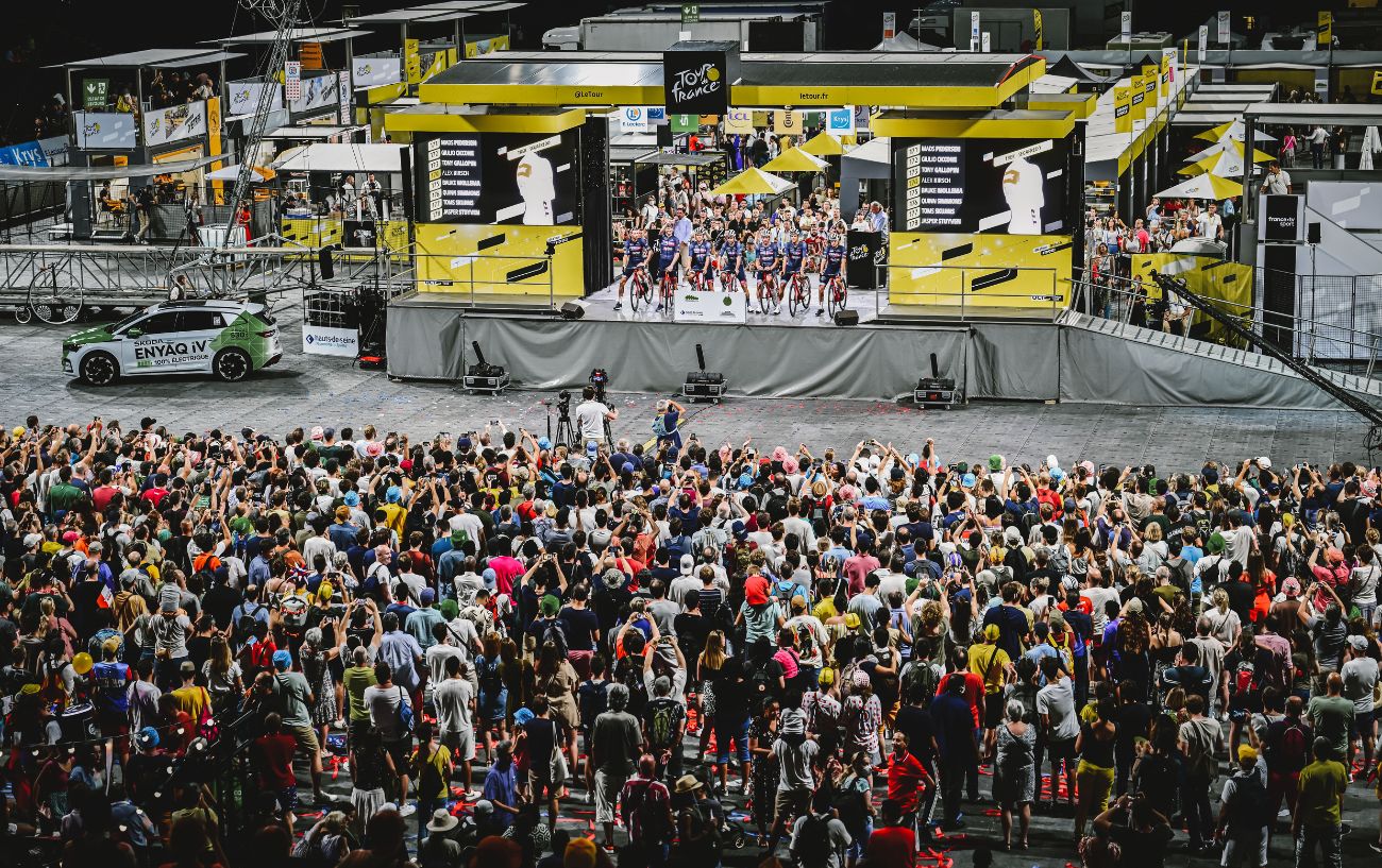 The press greet the Tour de France riders after the final stage.