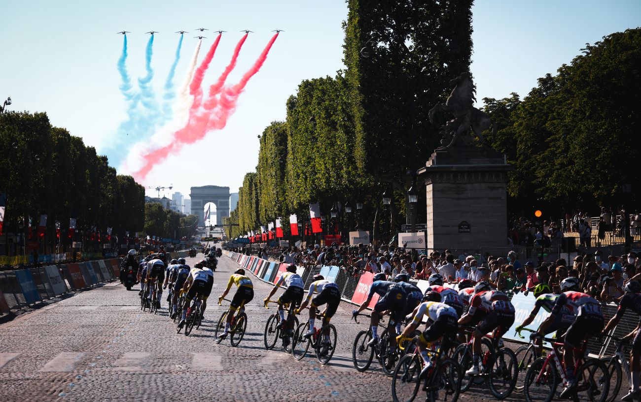 The Tour de France rolls onto the Champs-Elysees with an aerial display overhead.