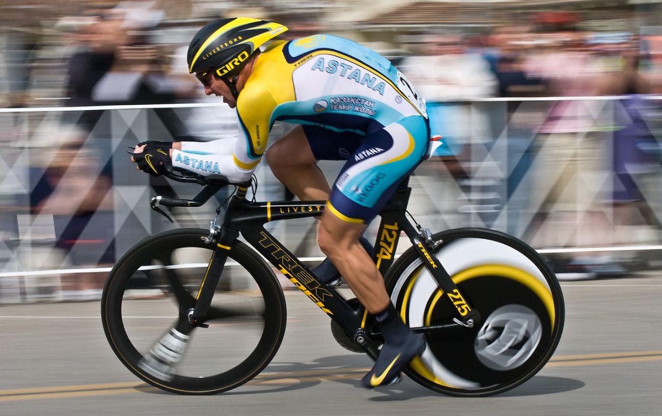 Lance Armstrong riding a time trial at the 2009 Tour of California.