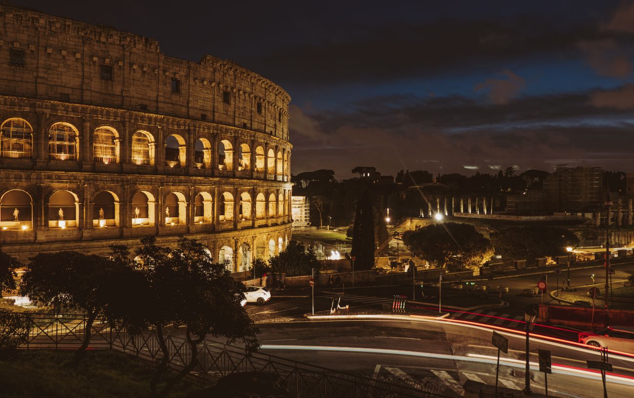 View of the roads around the Colosseum at night, where the Giro d'Italia 2023 will finish.