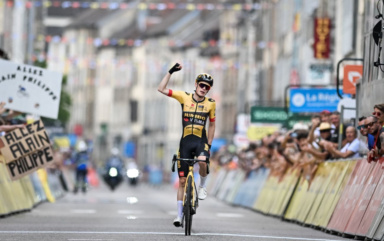 Vingegaard taking victory in Stage 5 of the Tour de France 2022 in his Jumbo-Visma jersey.