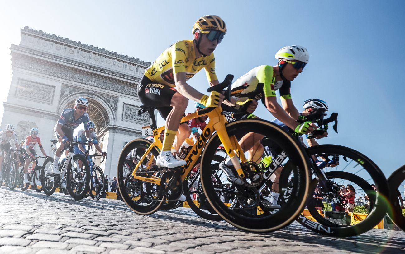 Jonas Vingegaard rides a Cervélo bike around the Arc de Triomphe at the Tour de France.