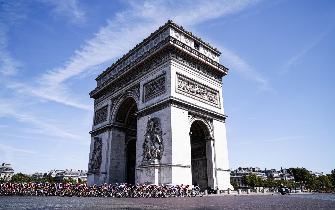The peloton of the Tour de France Femmes rounds the Arc de Triomphe in Paris.