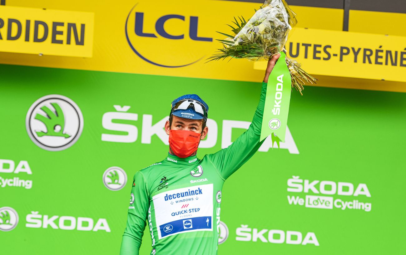 Mark Cavendish in the green jersey at the Tour de France wearing a face mask.