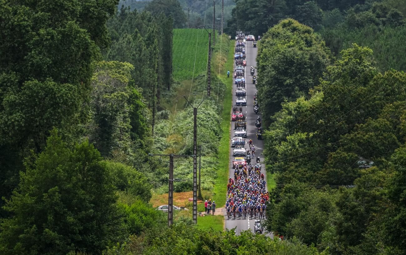 The peloton on Stage 4 of the 2023 Tour de France.