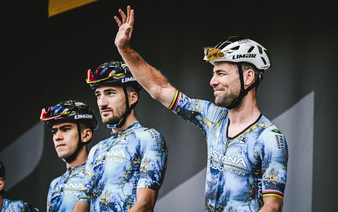 Mark Cavendish poses with his Astana Qazaqstan teammates.