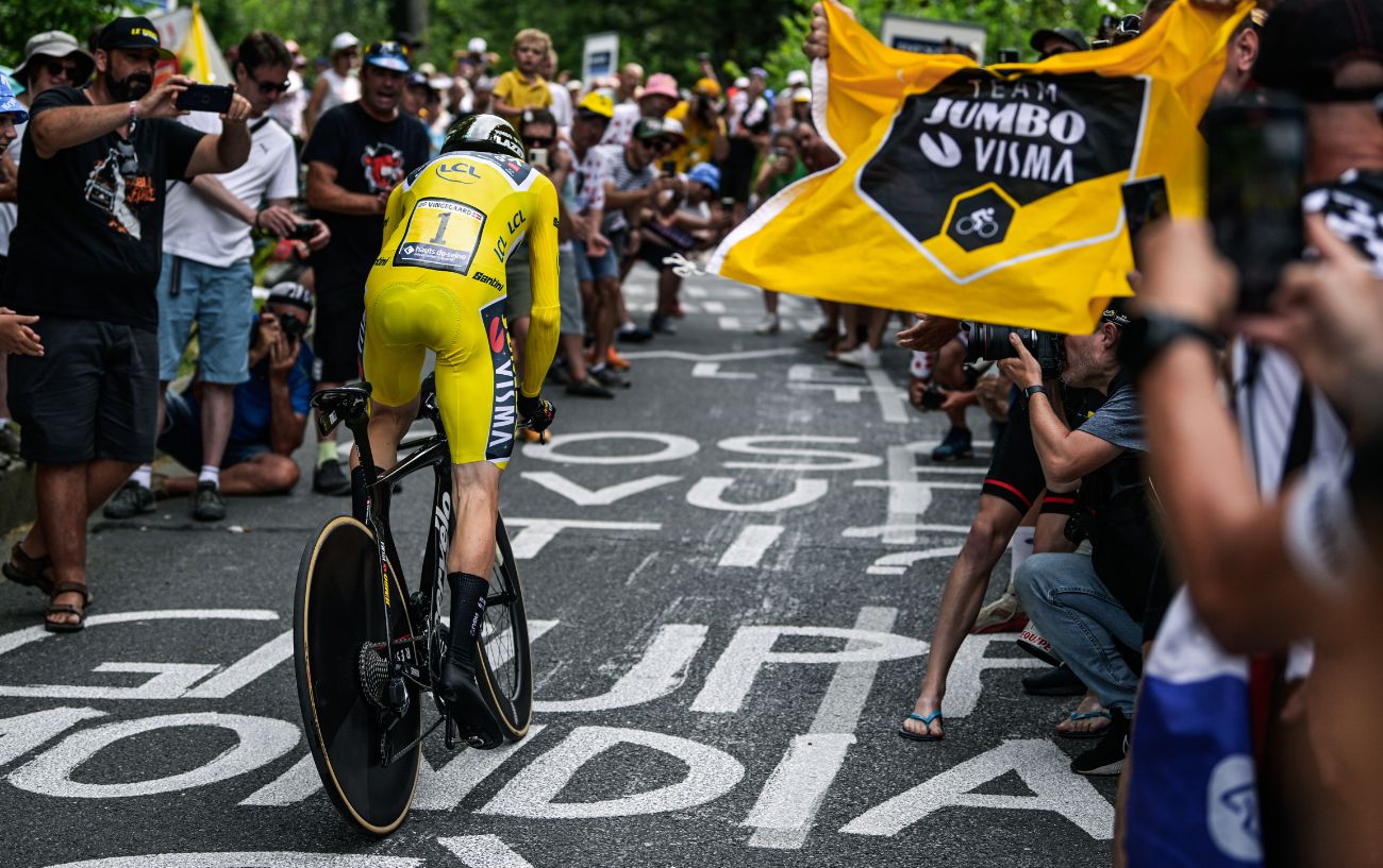 Jonas Vingegaard climbs to victory on Stage 16 of the 2023 Tour de France.