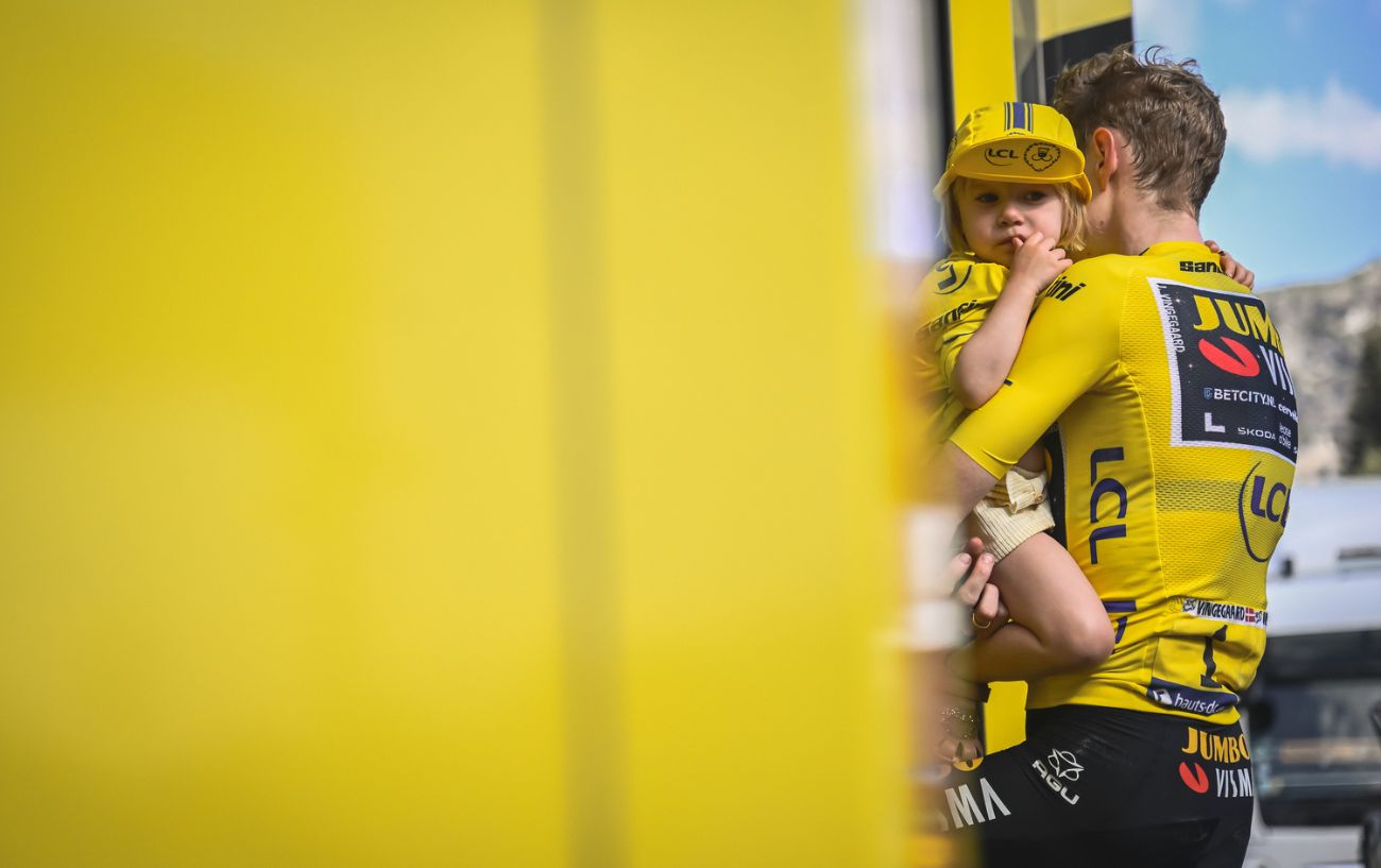 Jonas Vingegaard embraces his child at the finish line of Stage 17.