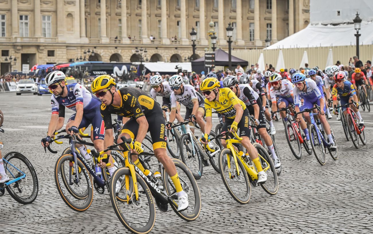 Jonas Vingegaard leads the peloton around the Champs-Elysees at the 2023 Tour de France.
