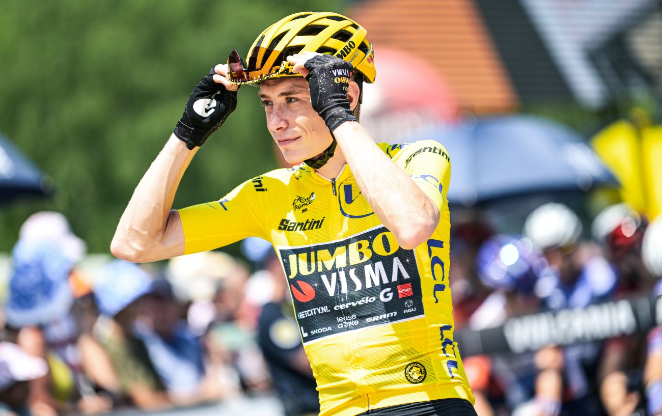 Jonas Vingegaard in the yellow jersey before the start of Stage 10.