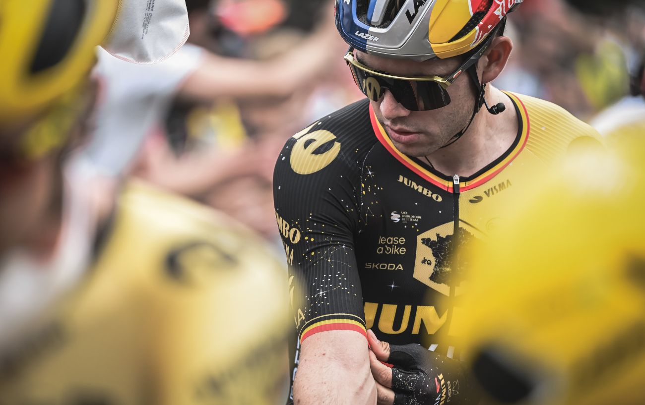 Wout van Aert adjusts his jersey.
