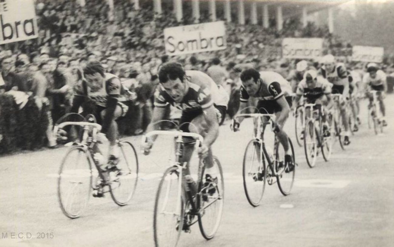 Black and white photo of a group of cyclists at the Vuelta a Espana in the 1970s.
