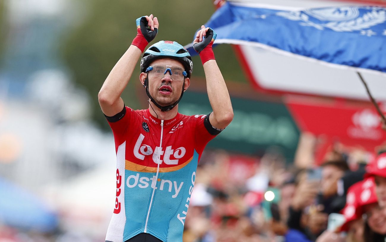 Andrea Kron points to the sky in tribute to Tijl de Decker as he wins Stage 2 of the 2023 Vuelta a Espana.