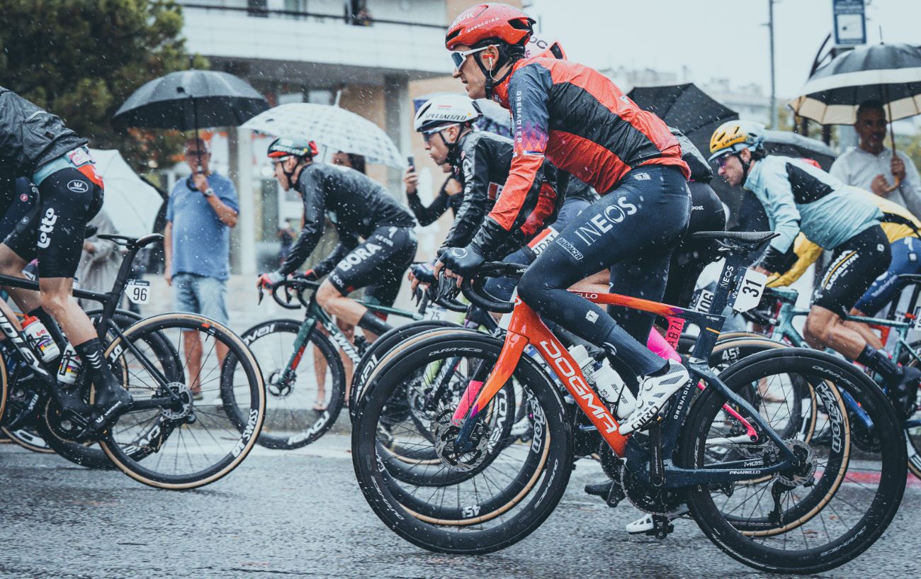 The peloton rides through a downpour on Stage 2 of the 2023 Vuelta a España.
