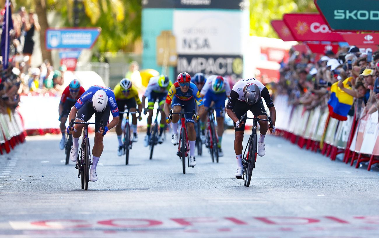 Kaden Groves outsprints Juan Sebastian Molano to the line on Stage 4 of the 2023 Vuelta.