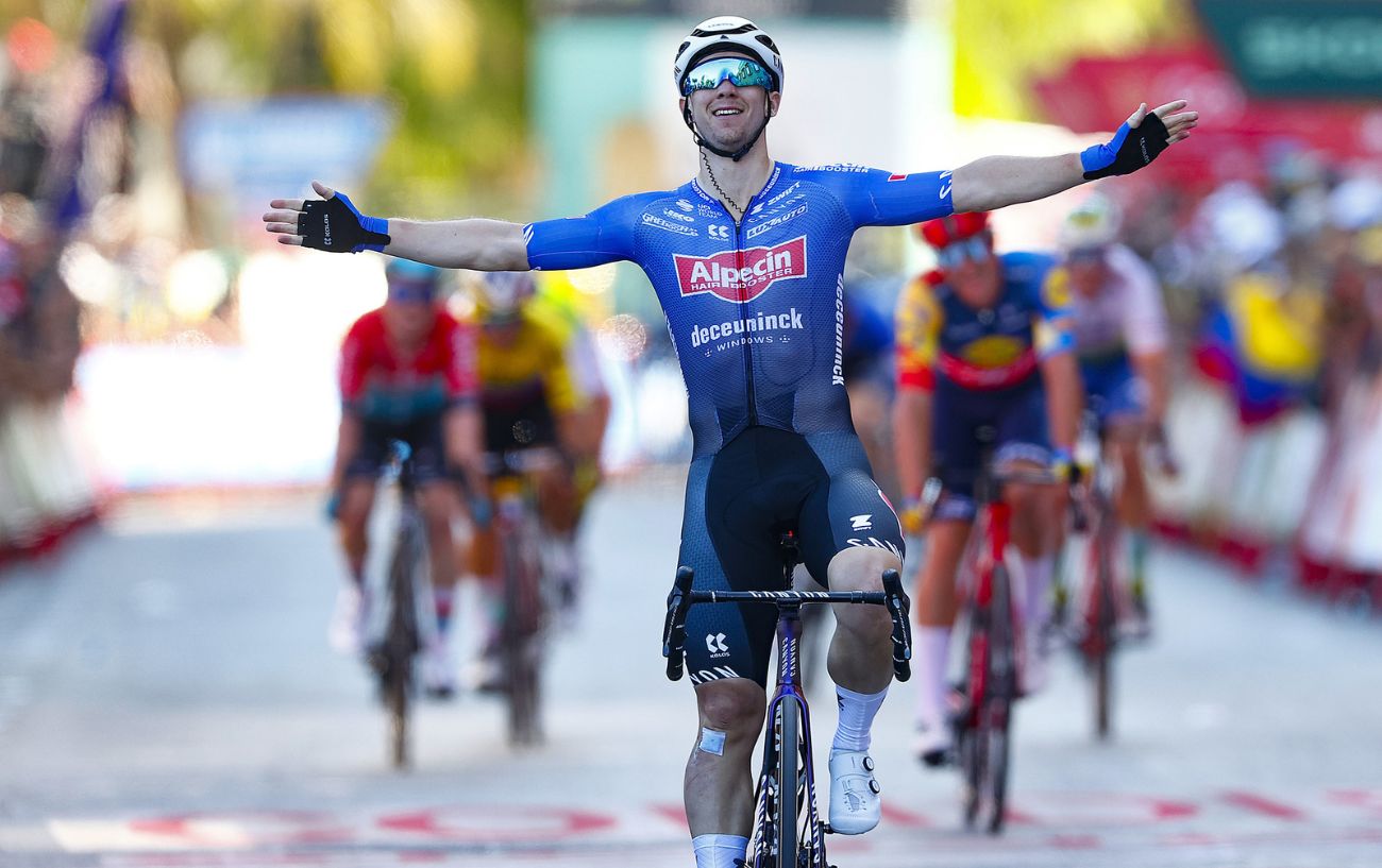 Kaden Groves celebrates winning Stage 4 of the 2023 Vuelta a Espana with his arms outstretched.