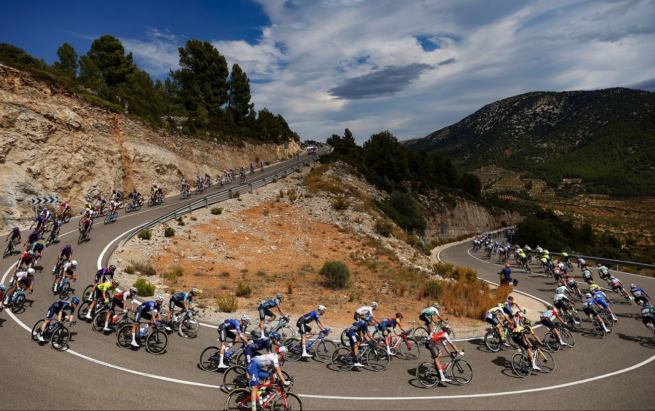The peloton rounds a hairpin bend on Stage 5 of the 2023 Vuelta a Espana.