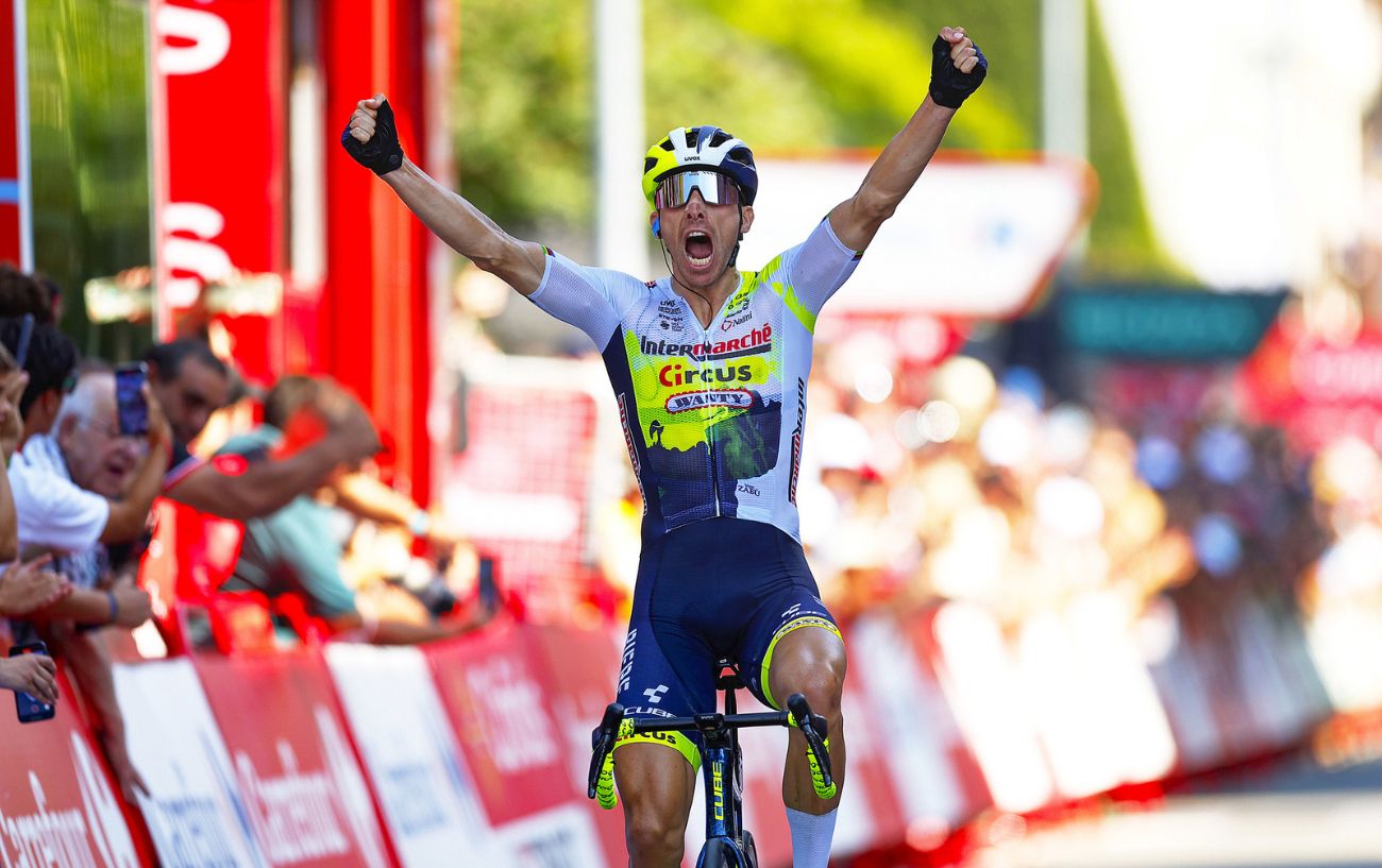 Rui Costa celebrates winning Stage 15 of the 2023 Vuelta a Espana.