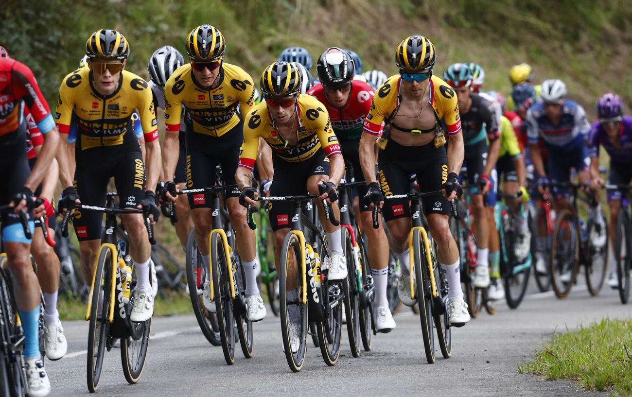 Jumbo-Visma lead the peloton up the slopes of the Angliru on Stage 17 of the 2023 Vuelta a Espana.