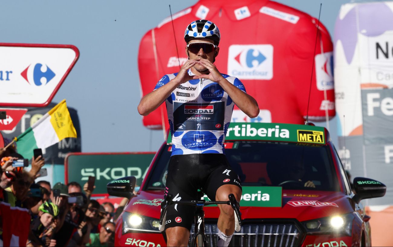 Remco Evenepeol celebrates with a heart gesture as he crosses the line to win Stage 18 of the 2023 Vuelta a Espana.