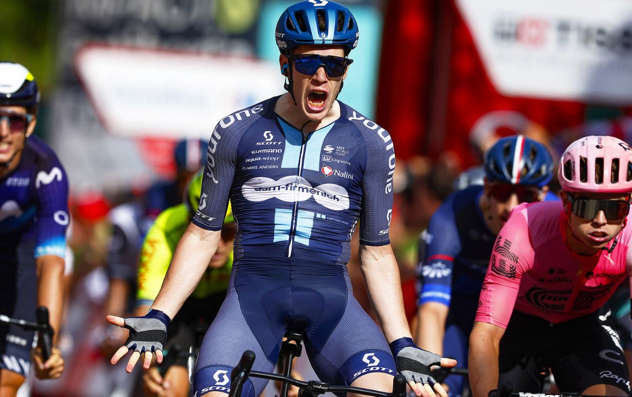 Alberto Dainese celebrates his Stage 19 victory at the 2023 Vuelta a Espana.