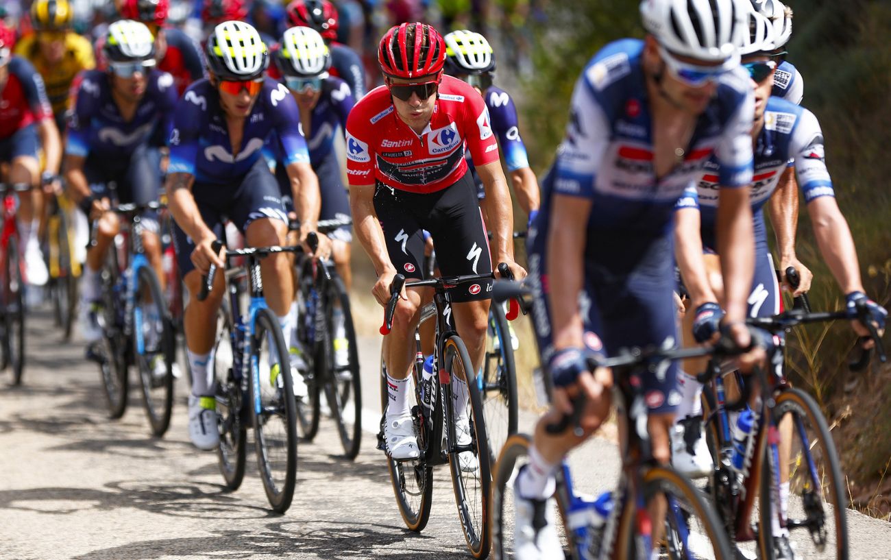 Remco Evenepoel suffered a tough day as he surrendered the 2023 Vuelta red jersey to Lenny Martinez on Stage 6.