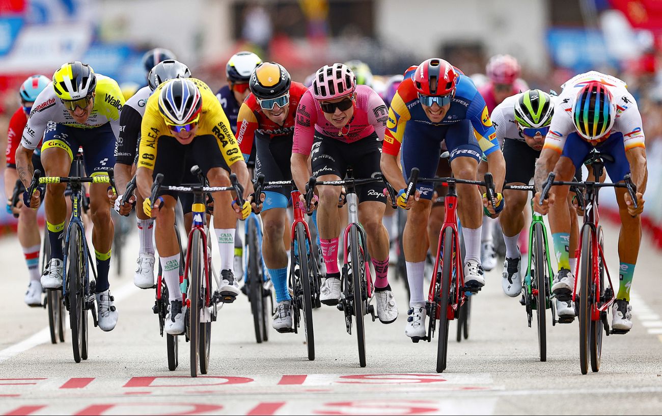 The peloton races in a bunch sprint at the end of Stage 7 of the 2023 Vuelta a Espana.