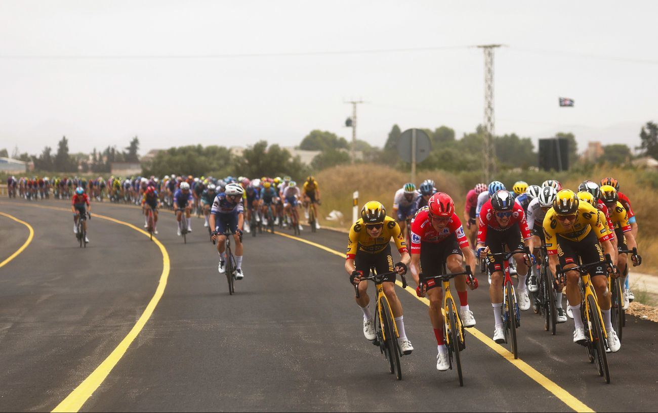Jumbo-Visma lead the echelon attacks on the peloton on Stage 9 of the 2023 Vuelta a Espana.