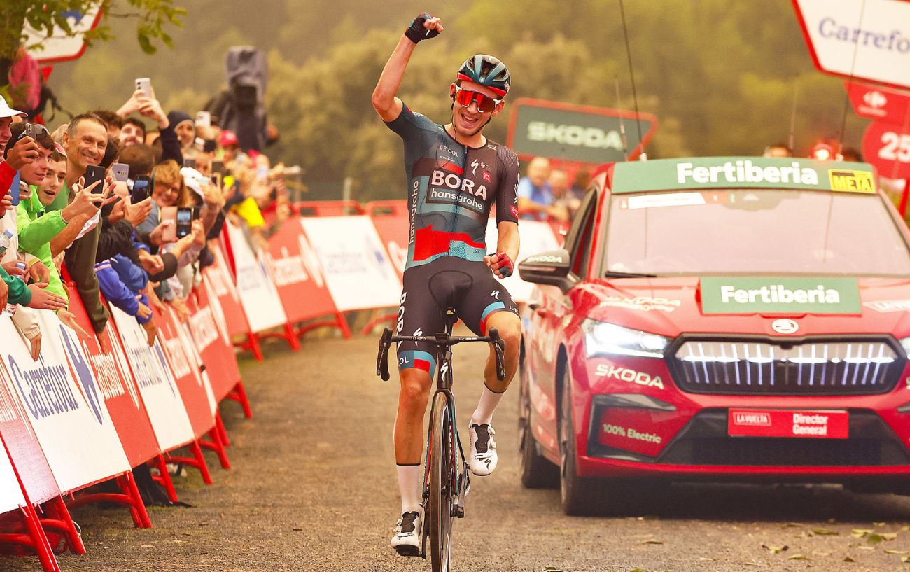 Lennard Kamna celebrates with a fist pump as he wins Stage 9 of the 2023 Vuelta a Espana.