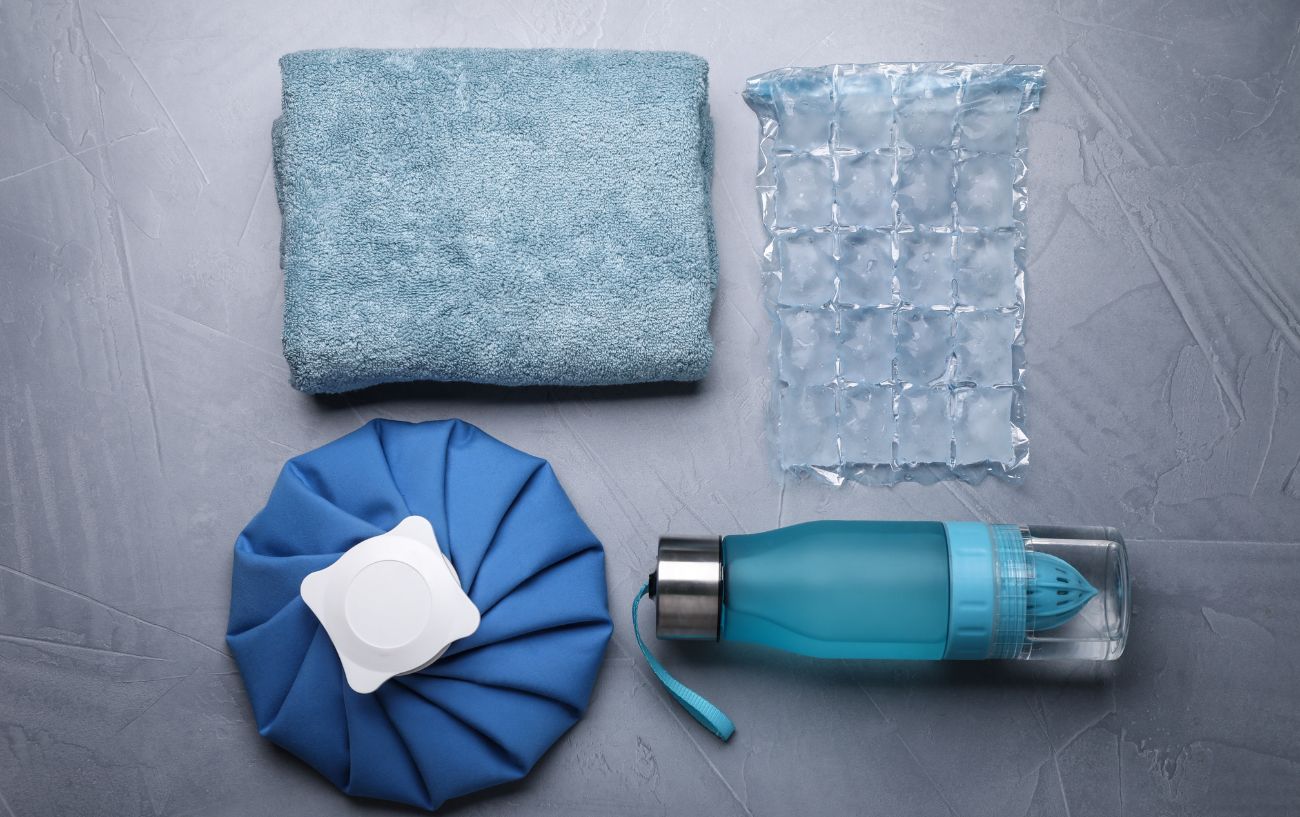 An ice pack and cloth to be used in cold therapy to treat pain and swelling from saddle sores.