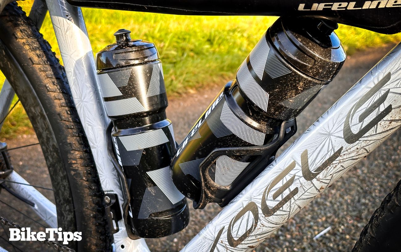 Two bidons mounted on a white bike for a triathlon.
