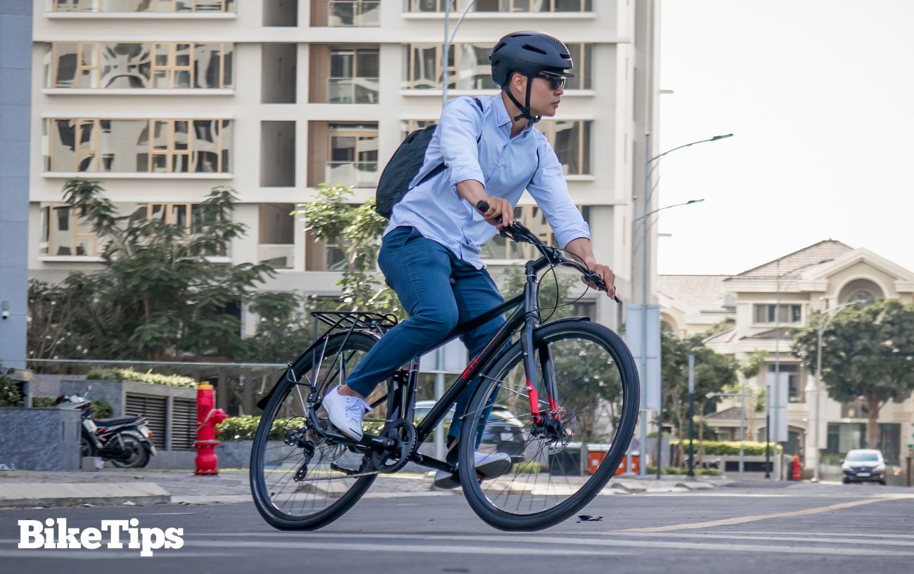Hybrid bike in the city with flat handlebars.